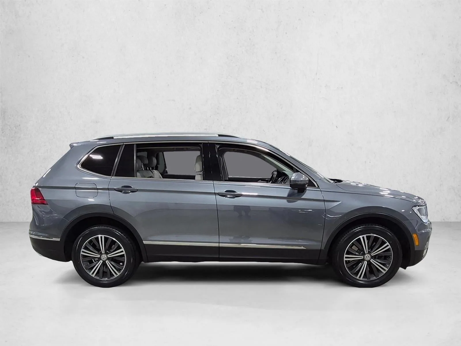 2018 Volkswagen Tiguan 2.0T SEL FWD photo 4
