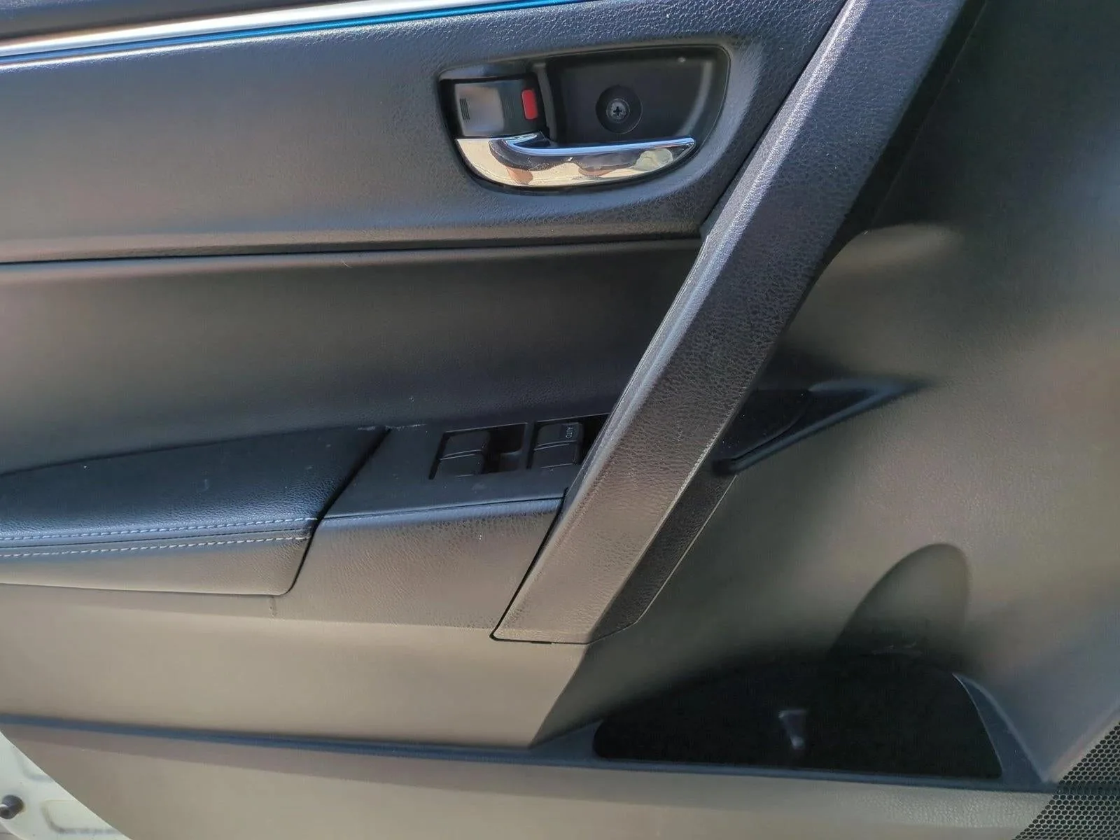 2015 Toyota Corolla 4dr Sdn CVT Auto S (SE) photo 11