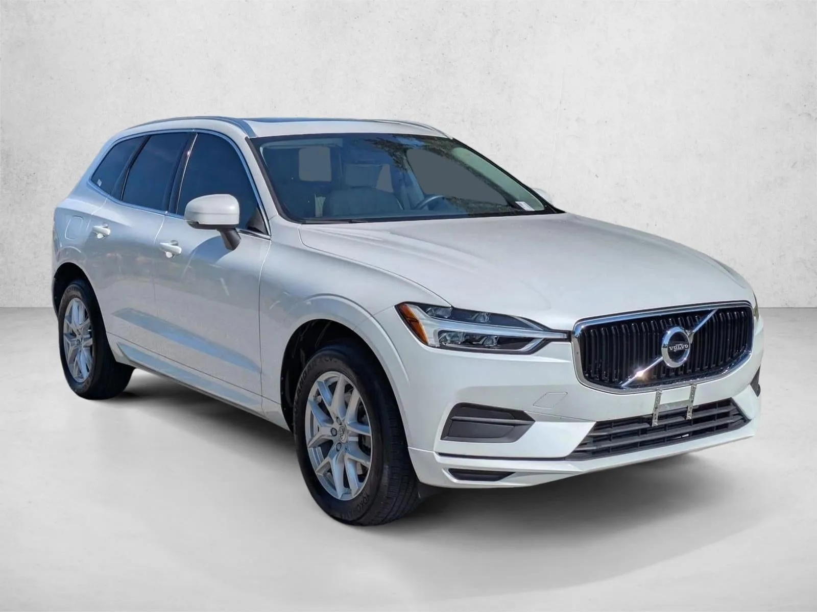 2019 Volvo XC60 T5 FWD Momentum photo 3