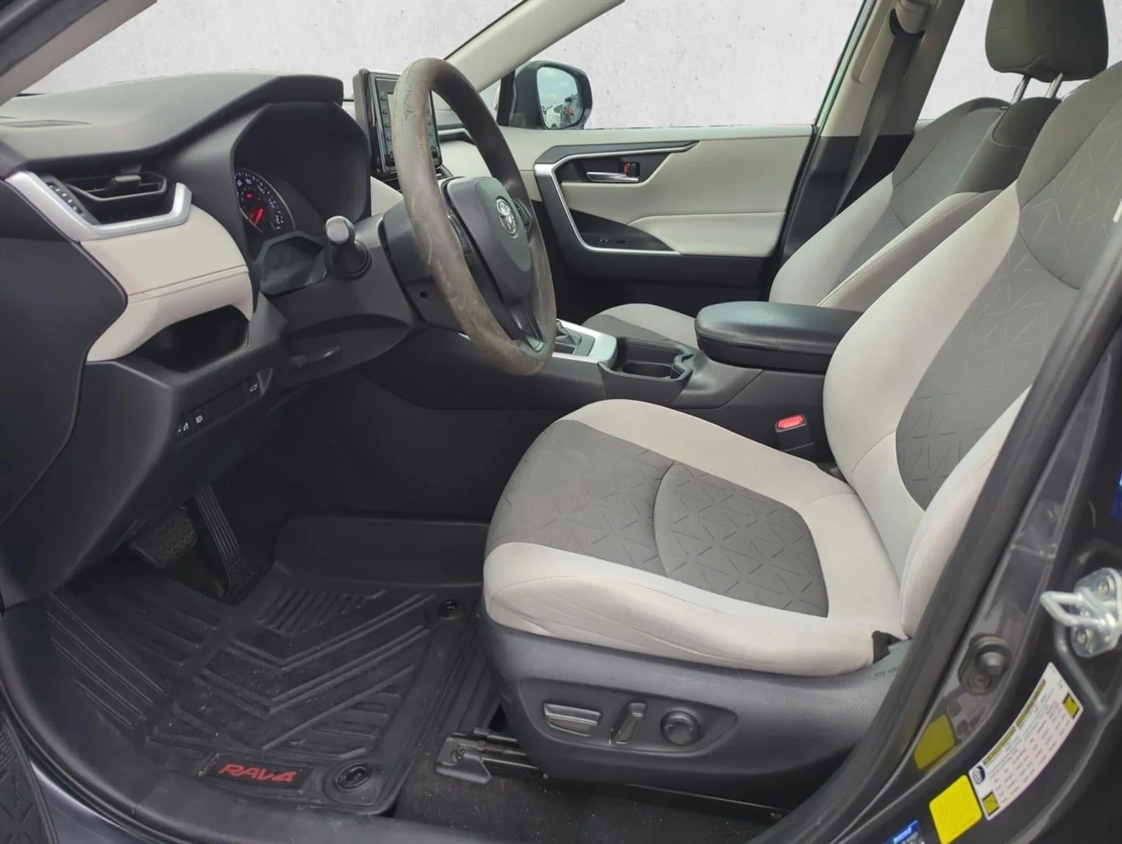 2021 Toyota RAV4 XLE FWD (GS) photo 11