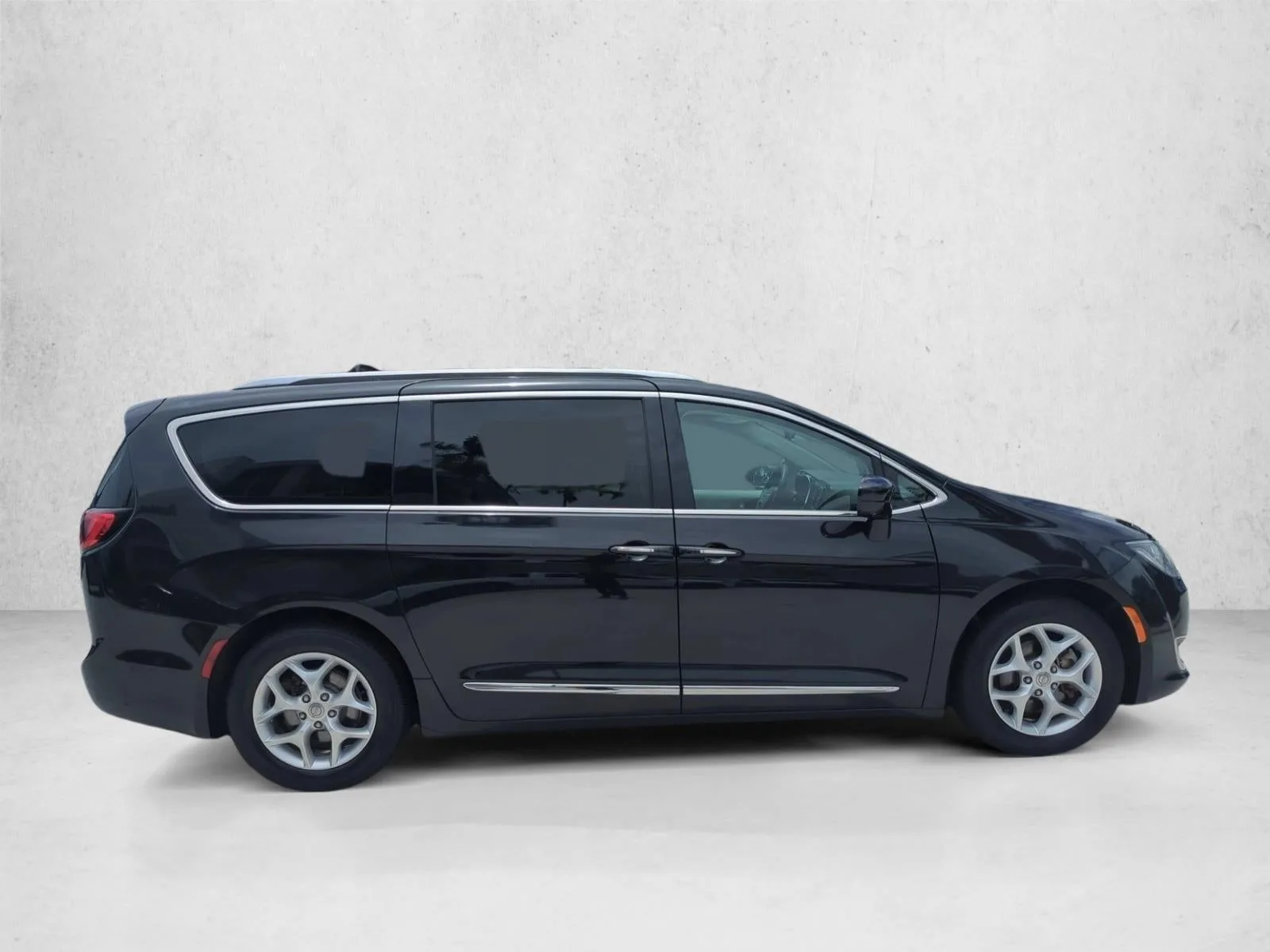 2018 Chrysler Pacifica Touring L FWD photo 4