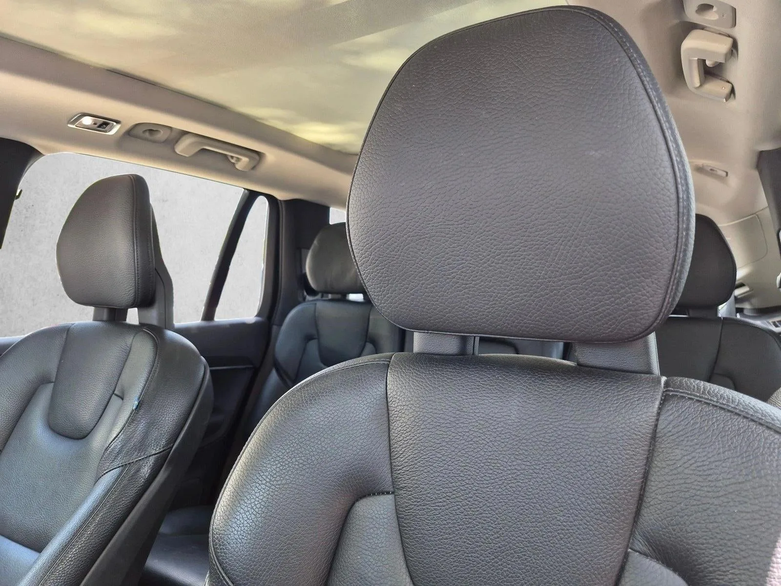 2020 Volvo XC90 T5 FWD Momentum 7 Passenger photo 5