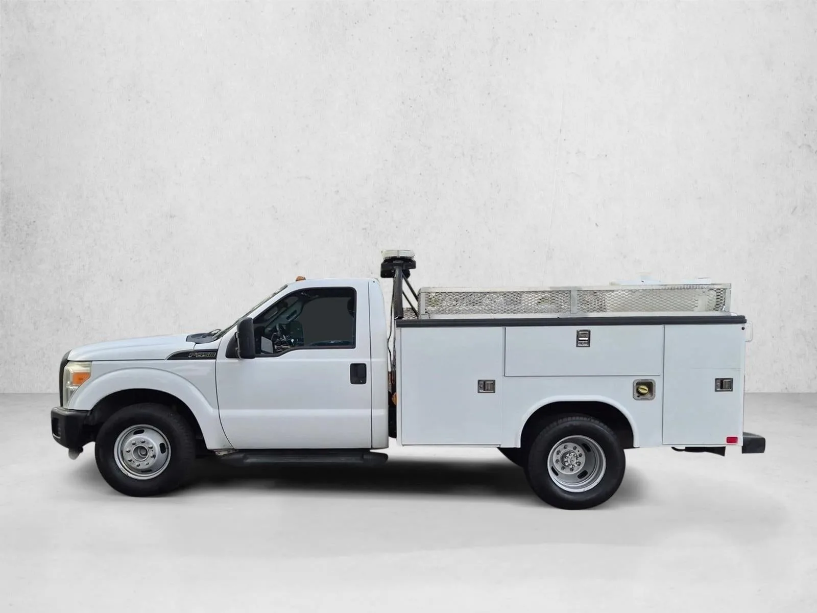 2016 Ford Super Duty F-350 DRW XL photo 9