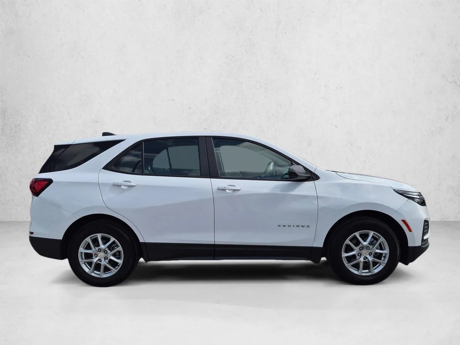 2024 Chevrolet Equinox FWD LS photo 4