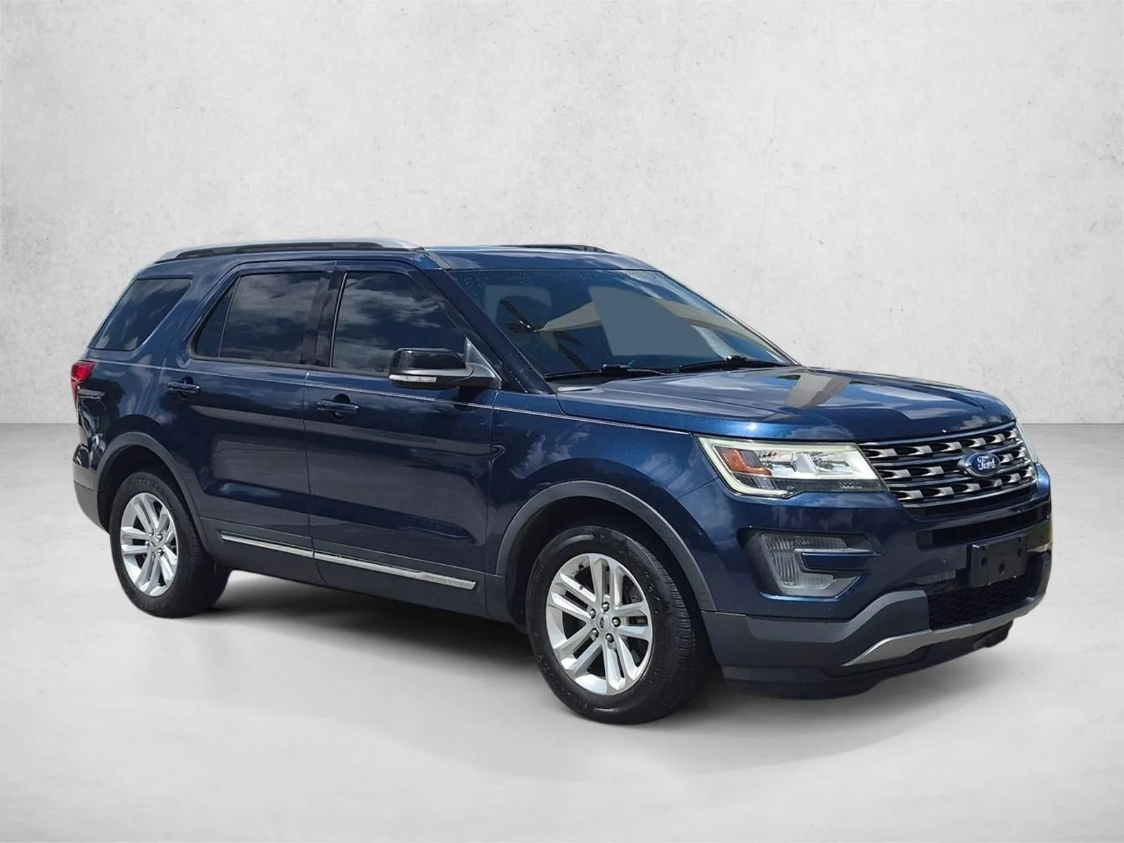 2017 Ford Explorer XLT FWD photo 3