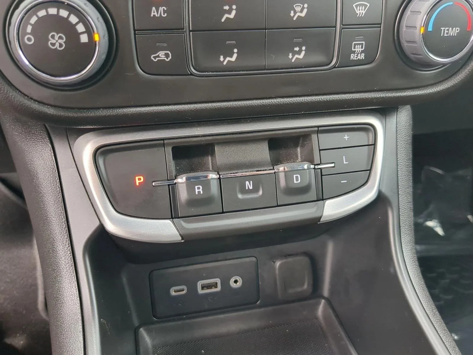 2023 GMC Terrain SLE photo 12