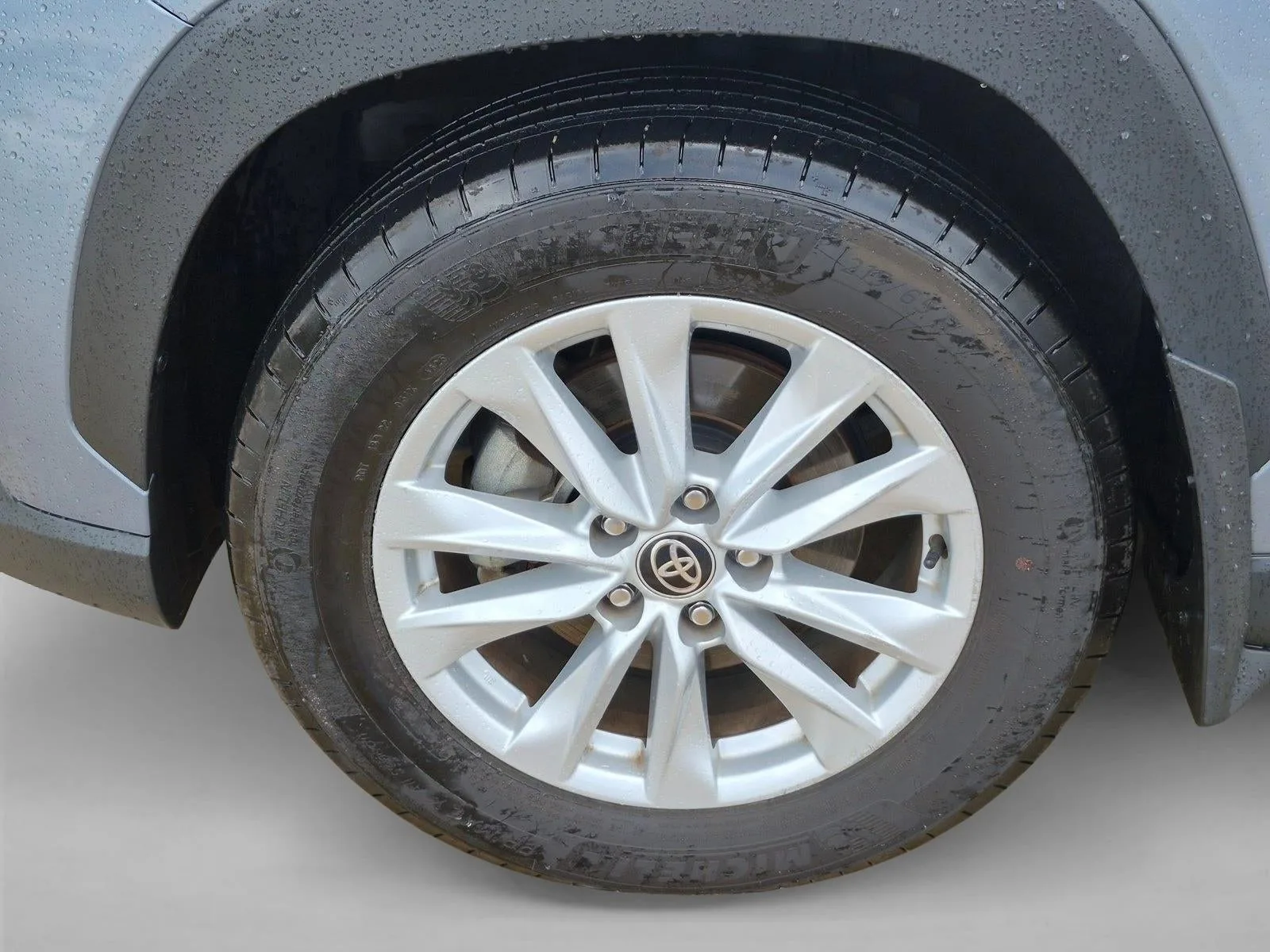 2025 Toyota Corolla Cross LE 2WD (Natl) photo 10