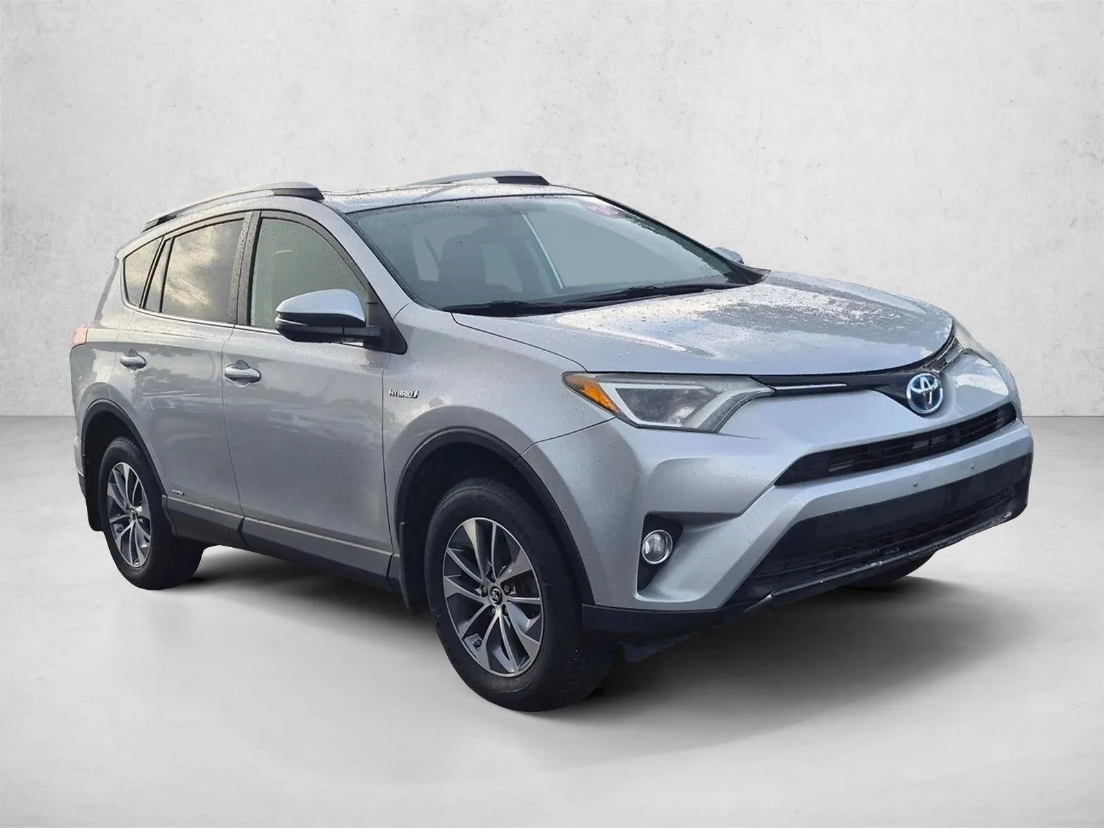 2016 Toyota RAV4 Hybrid XLE photo 3