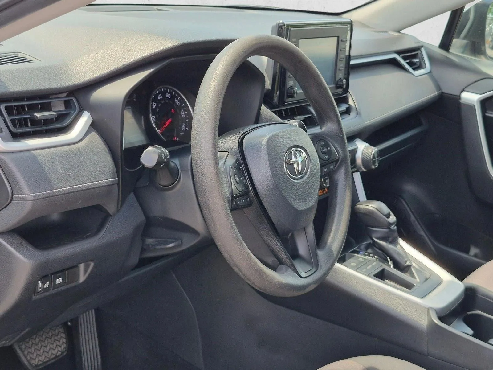 2019 Toyota RAV4 XLE FWD (GS) photo 9