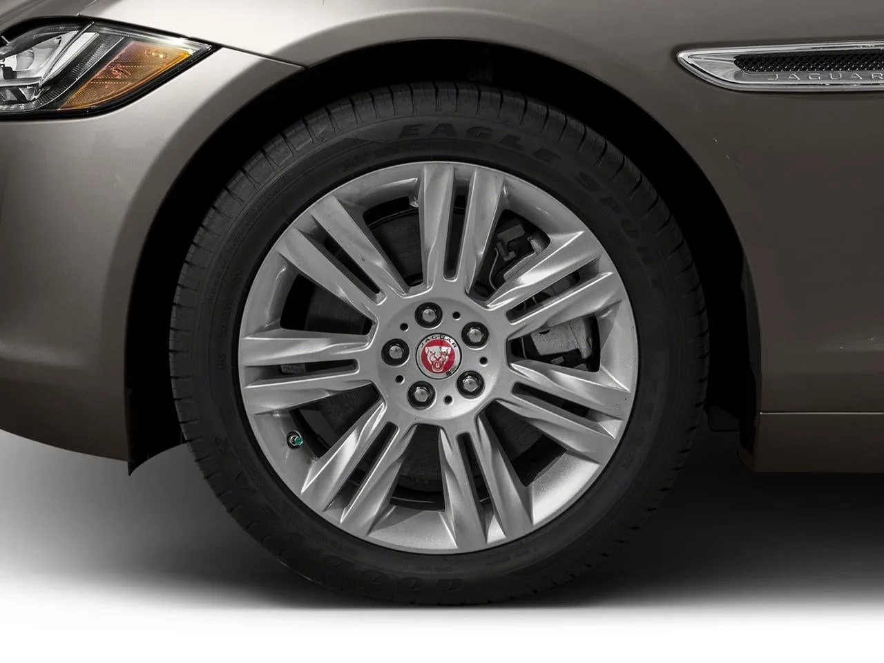 2018 Jaguar XF Sedan 25t Premium RWD photo 10