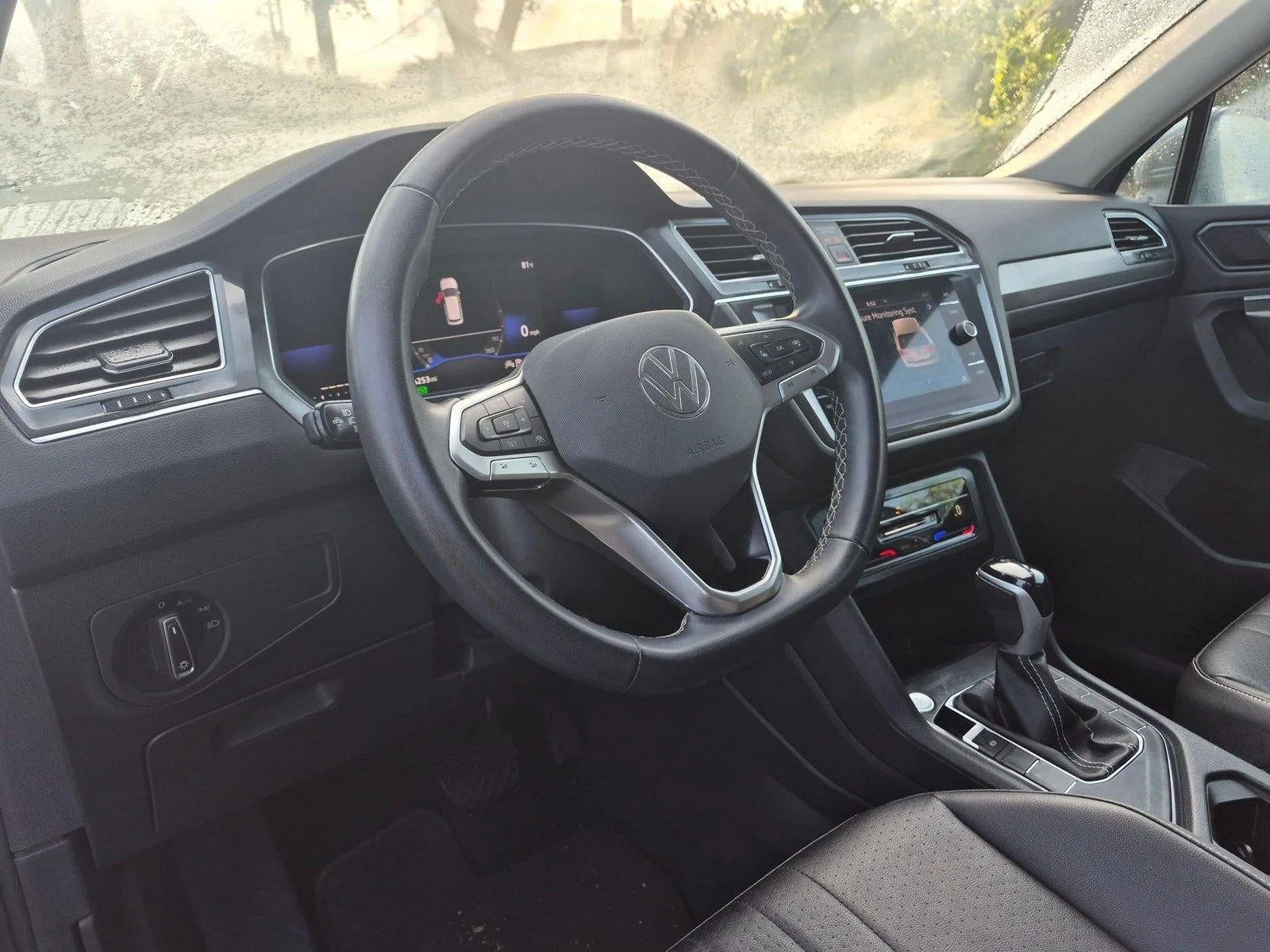 2022 Volkswagen Tiguan 2.0T SE FWD photo 9