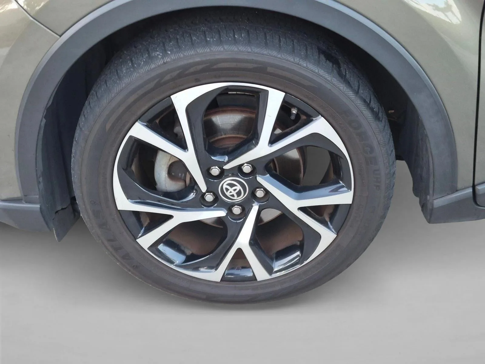 2021 Toyota C-HR XLE FWD (Natl) photo 9