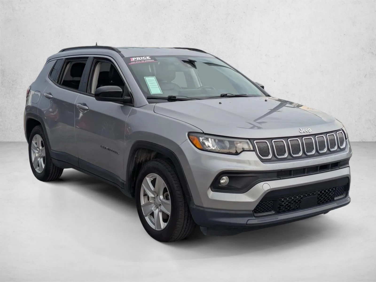2022 Jeep Compass Latitude FWD photo 3