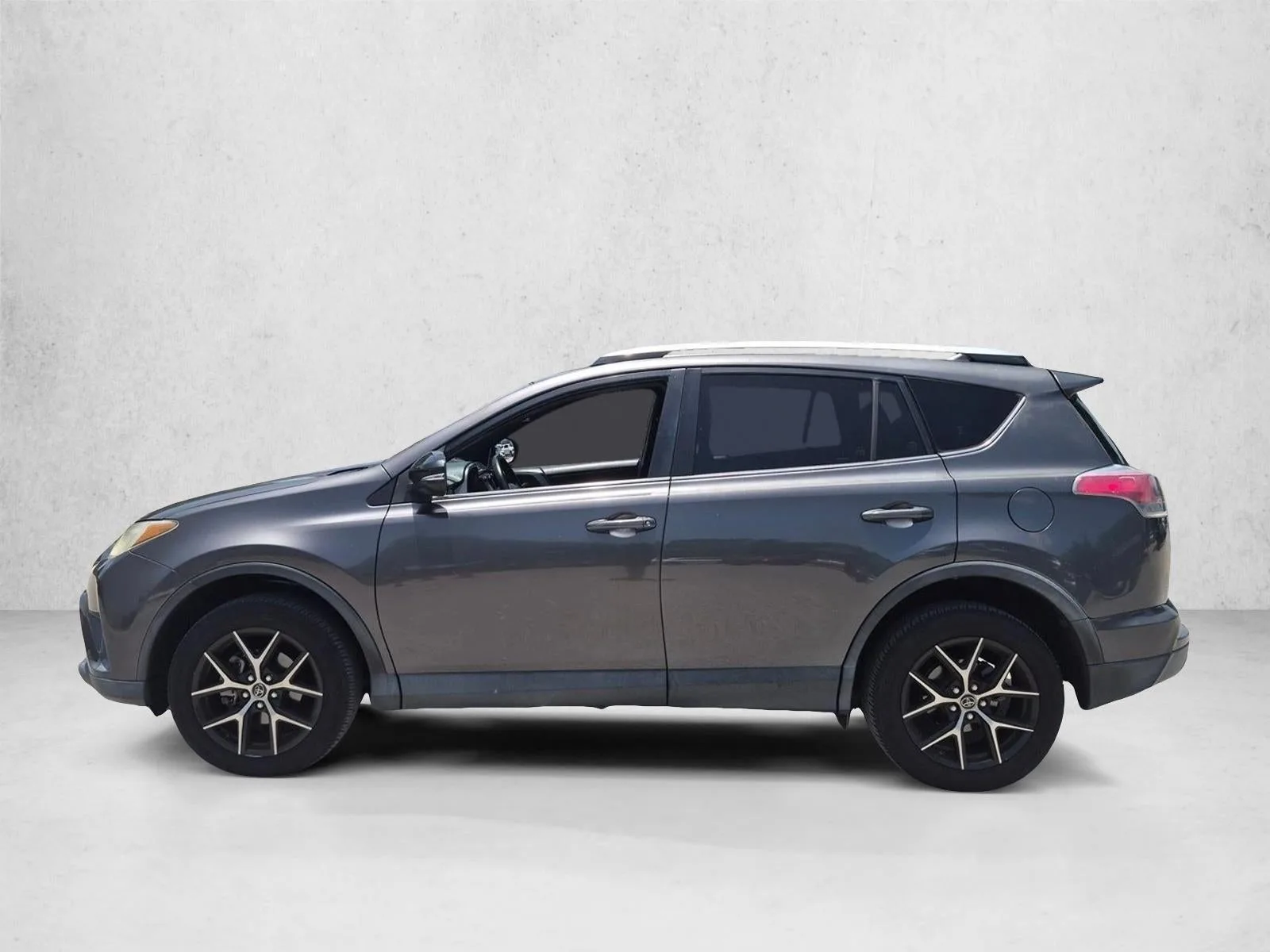 2016 Toyota RAV4 SE photo 2