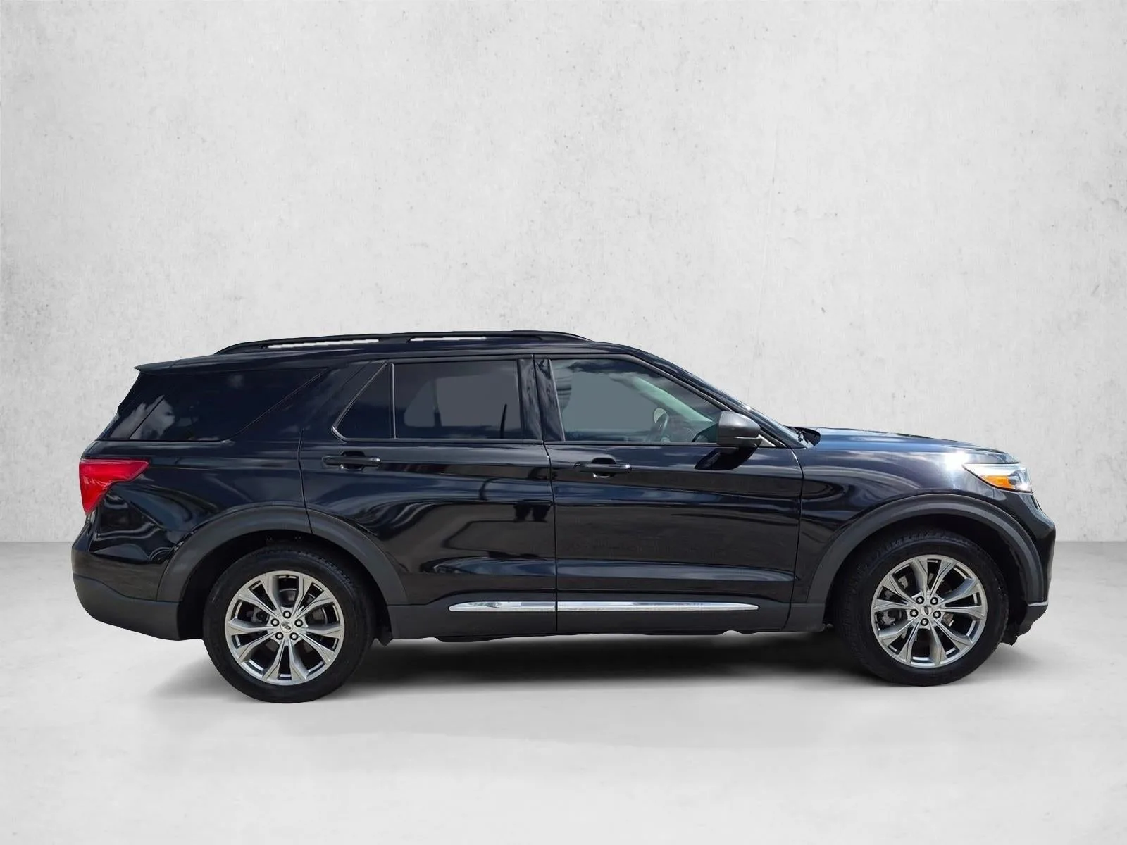 2022 Ford Explorer XLT RWD photo 4