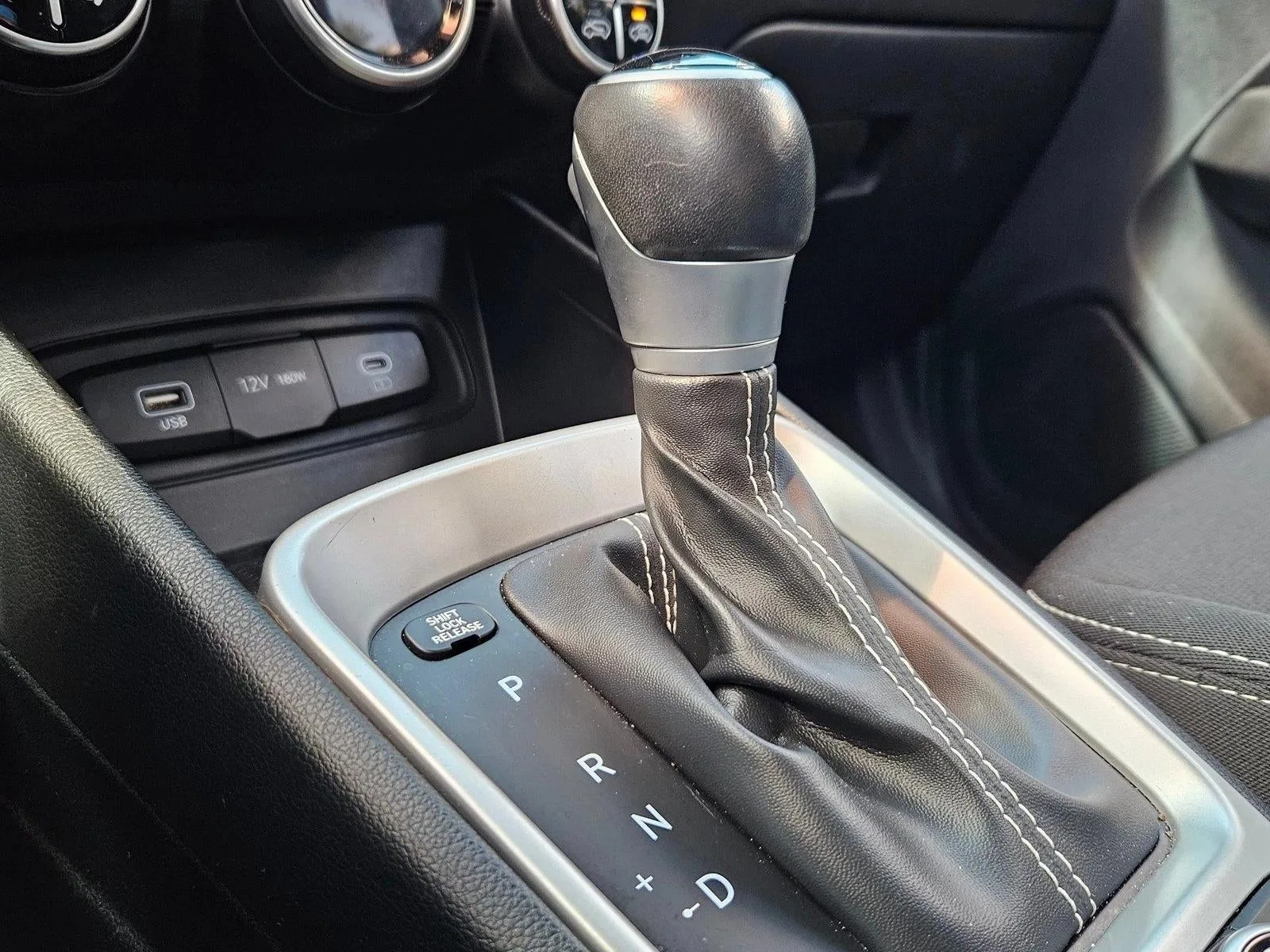 2023 Hyundai VENUE SEL IVT photo 10