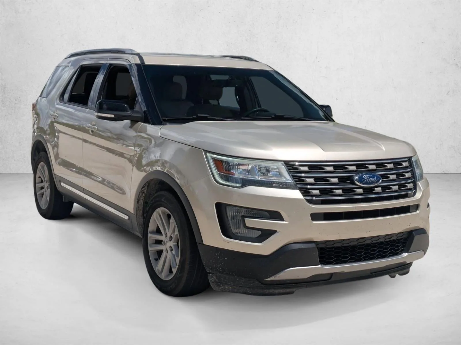 2017 Ford Explorer XLT FWD photo 3