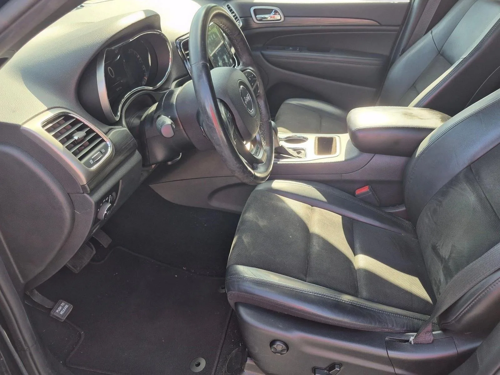 2019 Jeep Grand Cherokee Altitude 4x2 photo 12