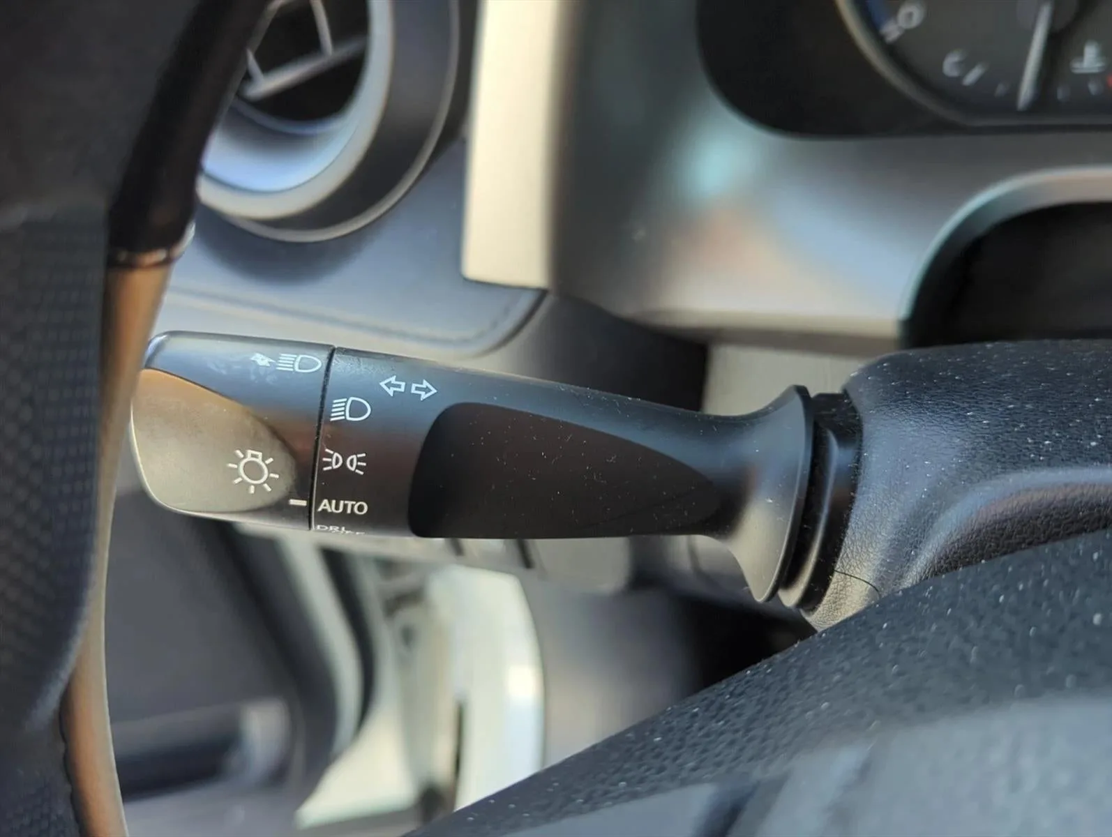 2018 Toyota RAV4 LE FWD (GS) photo 12