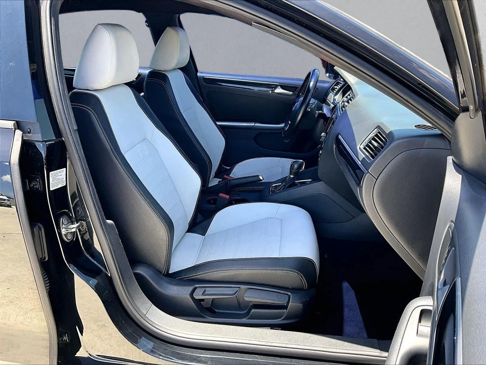 2015 Volkswagen Jetta 4dr Auto 1.8T Sport PZEV Sedan photo 9