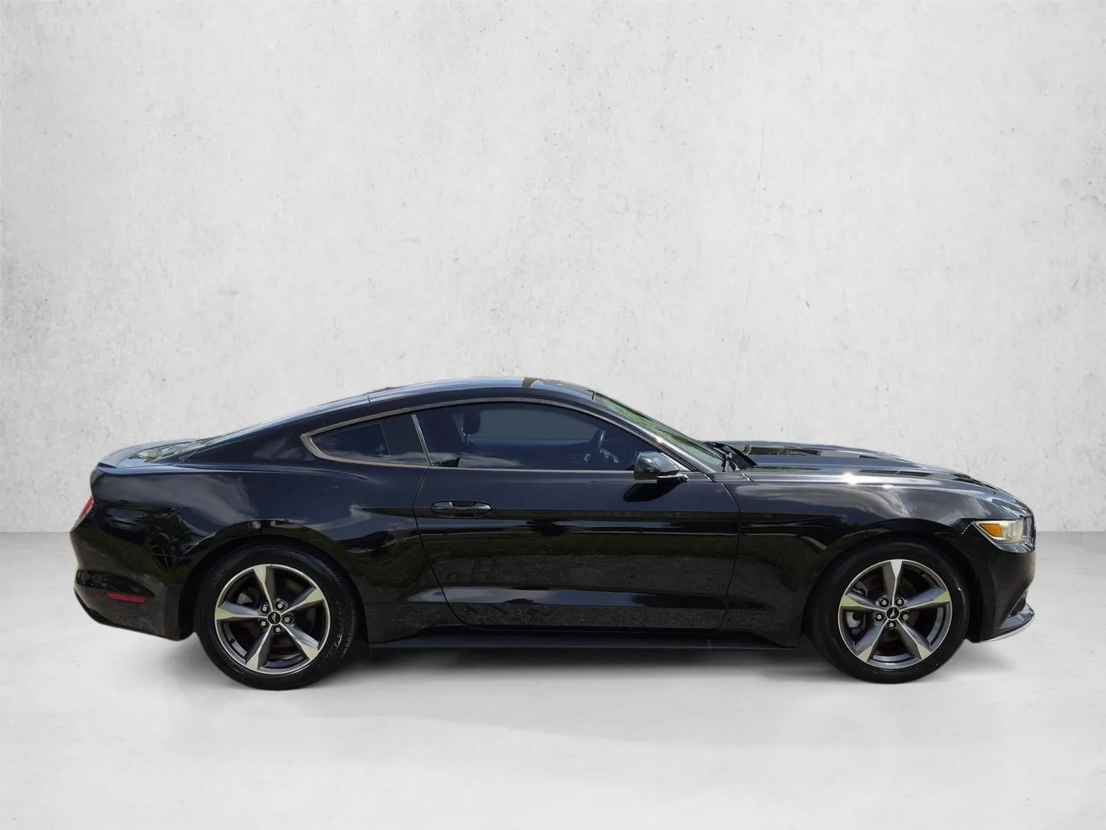 2016 Ford Mustang 2dr Fastback V6 photo 4