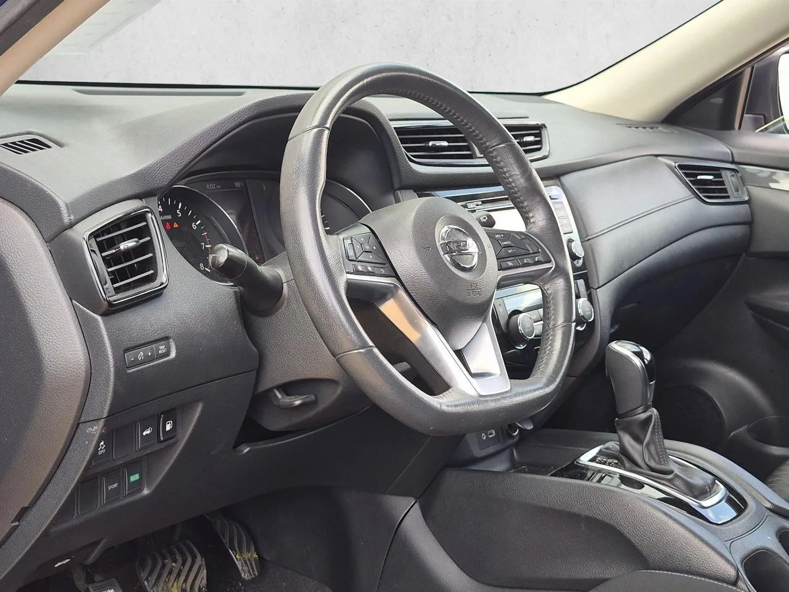 2018 Nissan Rogue FWD SV photo 2