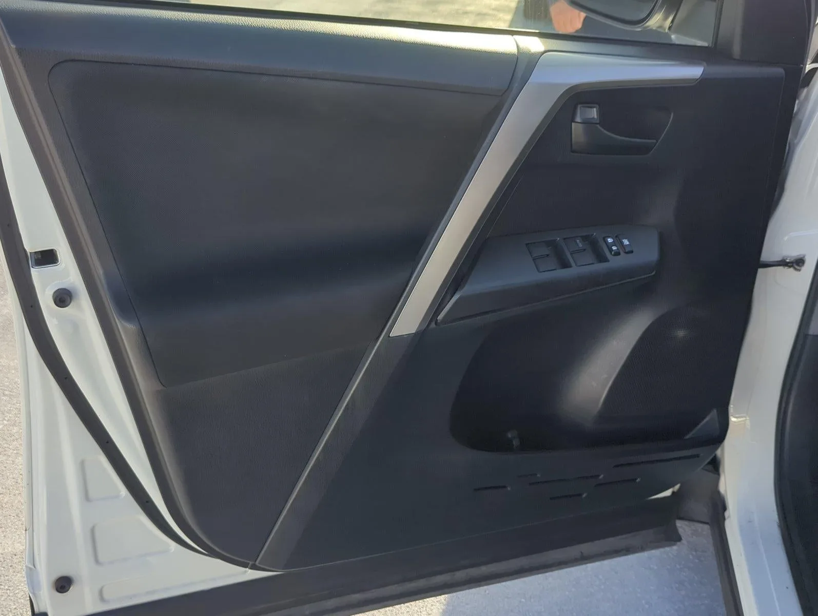 2018 Toyota RAV4 LE FWD (GS) photo 8