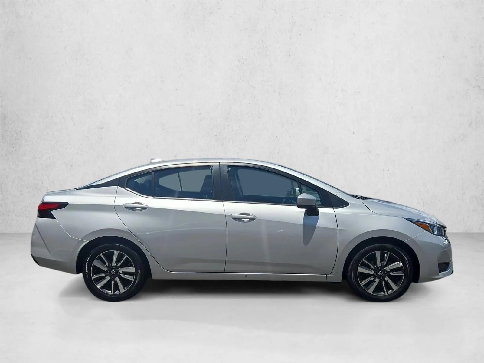 2024 Nissan Versa SV CVT photo 5
