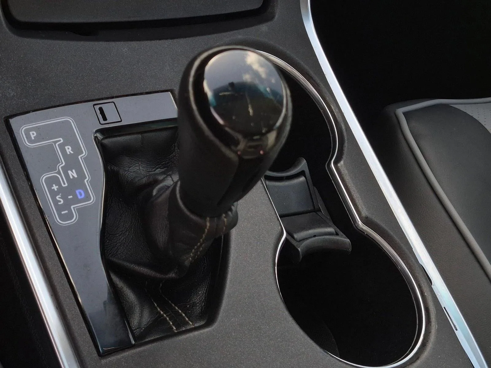 2015 Toyota Camry 4dr Sdn I4 Auto SE (SE) photo 11