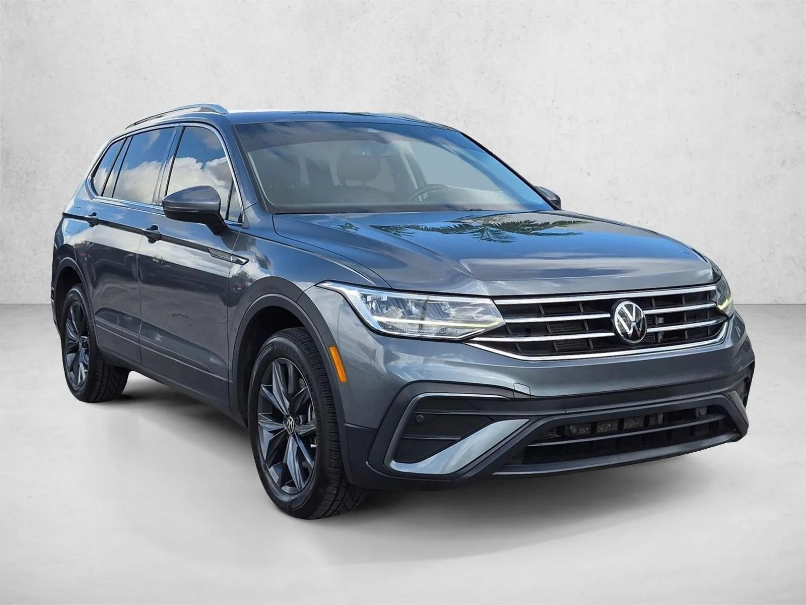 2023 Volkswagen Tiguan 2.0T SE FWD photo 3