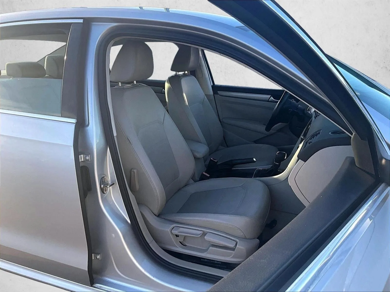 2015 Volkswagen Passat 1.8T Limited Edition photo 9