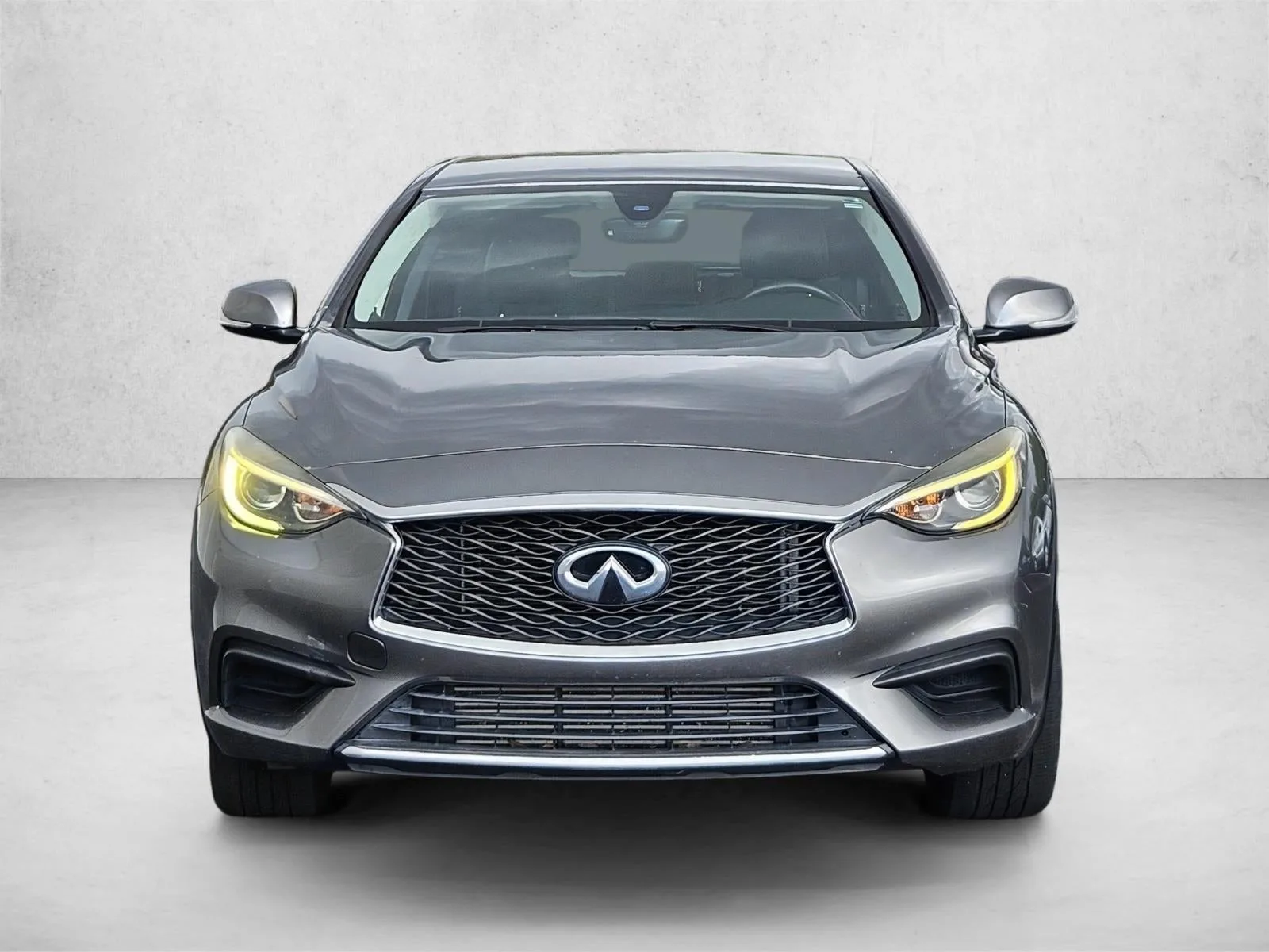 2017 INFINITI QX30 Luxury FWD photo 2