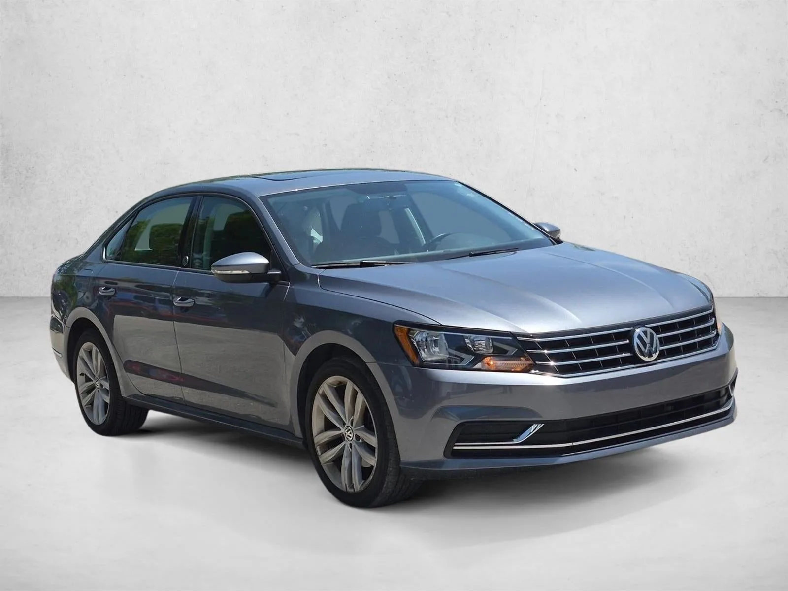 2019 Volkswagen Passat 2.0T Wolfsburg Edition photo 3