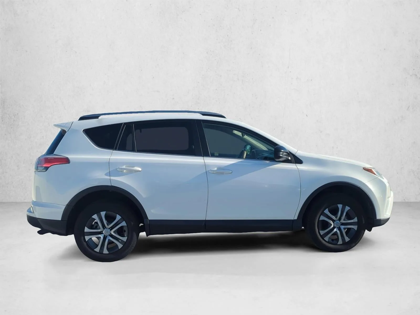 2018 Toyota RAV4 LE FWD (GS) photo 5