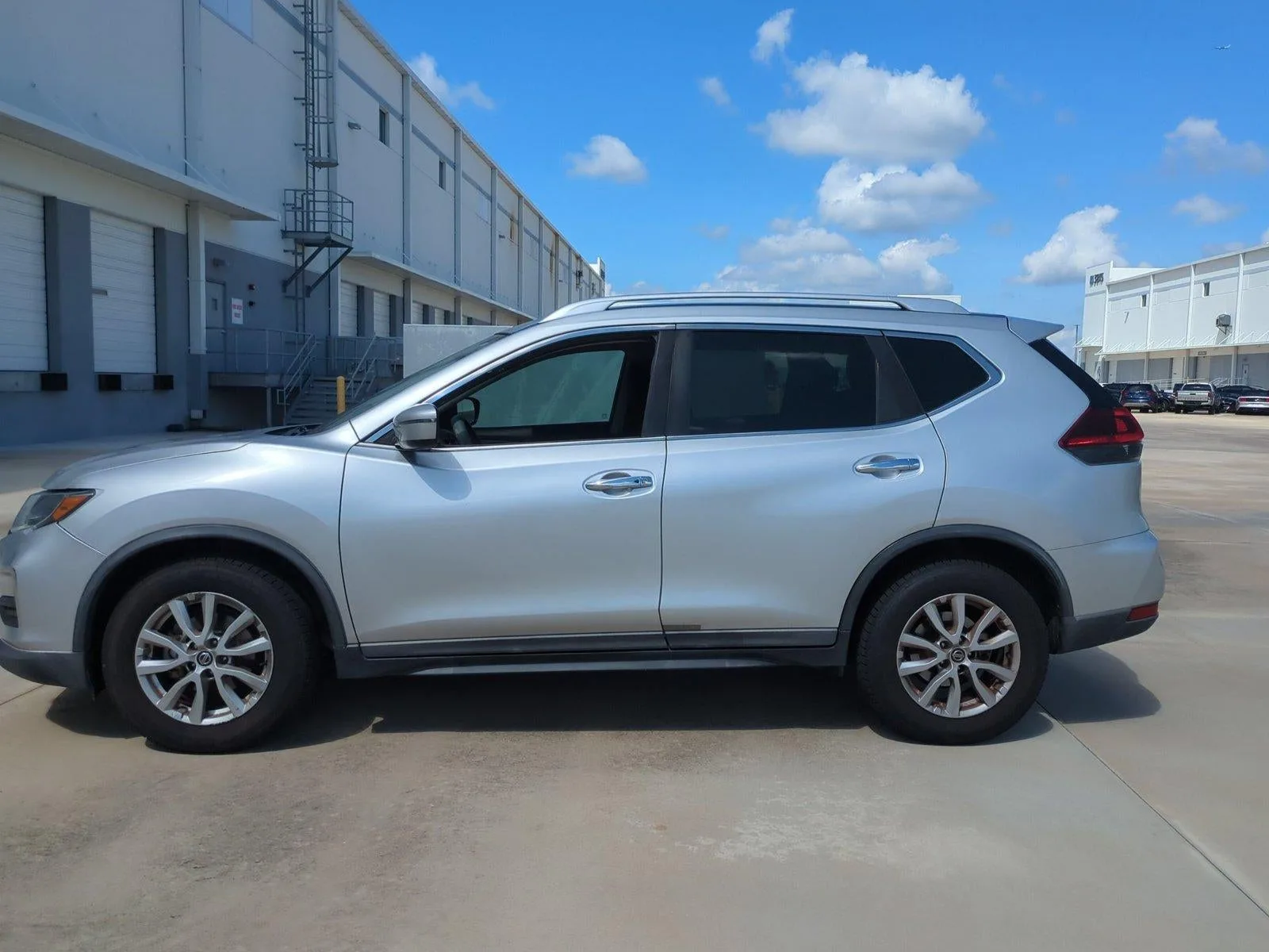 2018 Nissan Rogue FWD SV photo 5