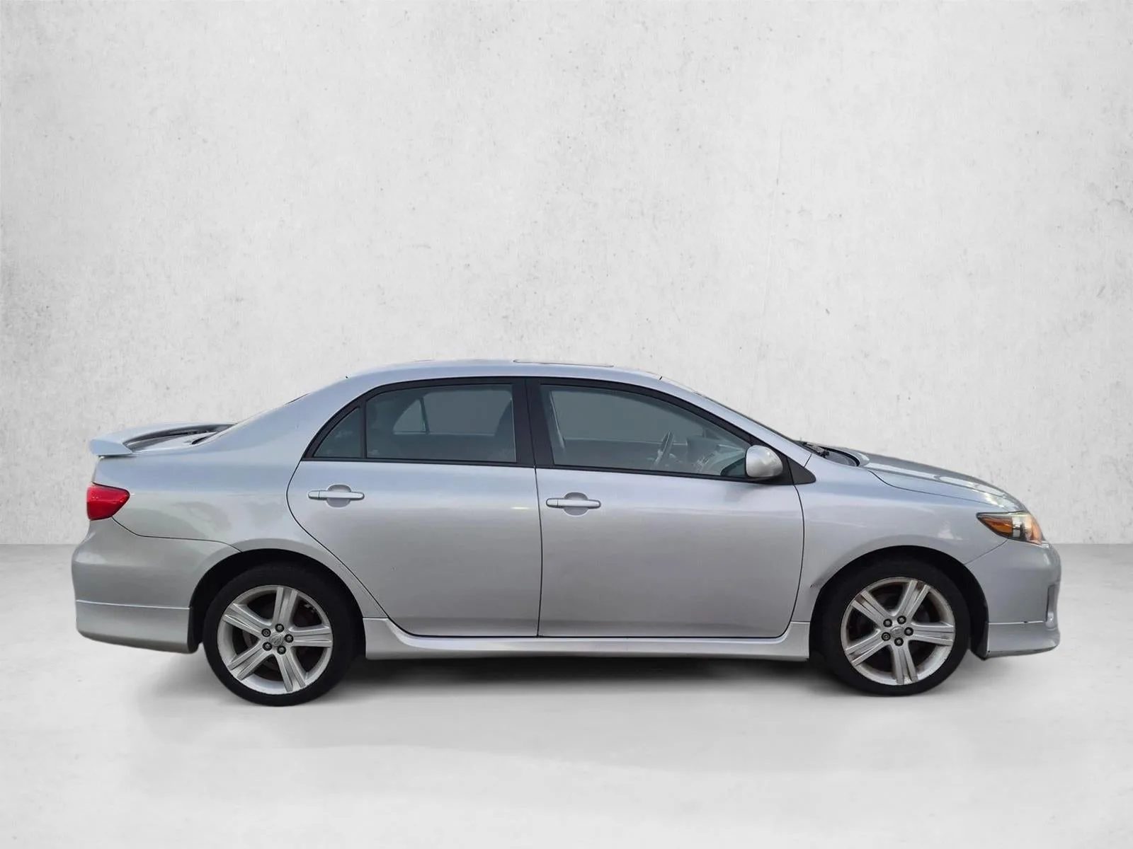 2013 Toyota Corolla 4dr Sdn Man S (Natl) photo 4