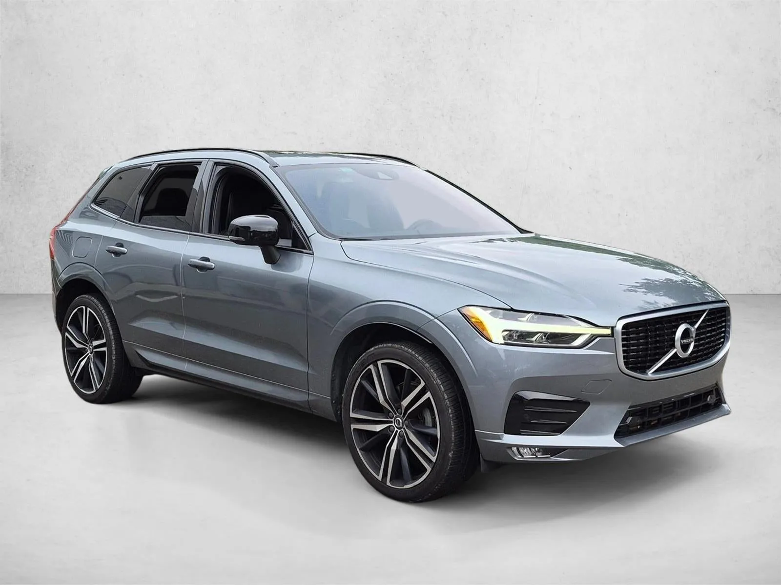 2020 Volvo XC60 T5 FWD R-Design photo 3