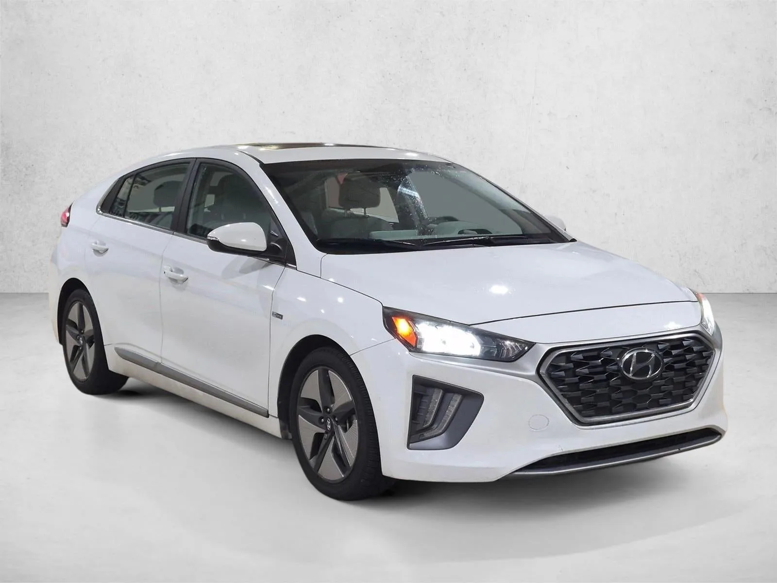 2020 Hyundai IONIQ Hybrid SEL Hatchback photo 3