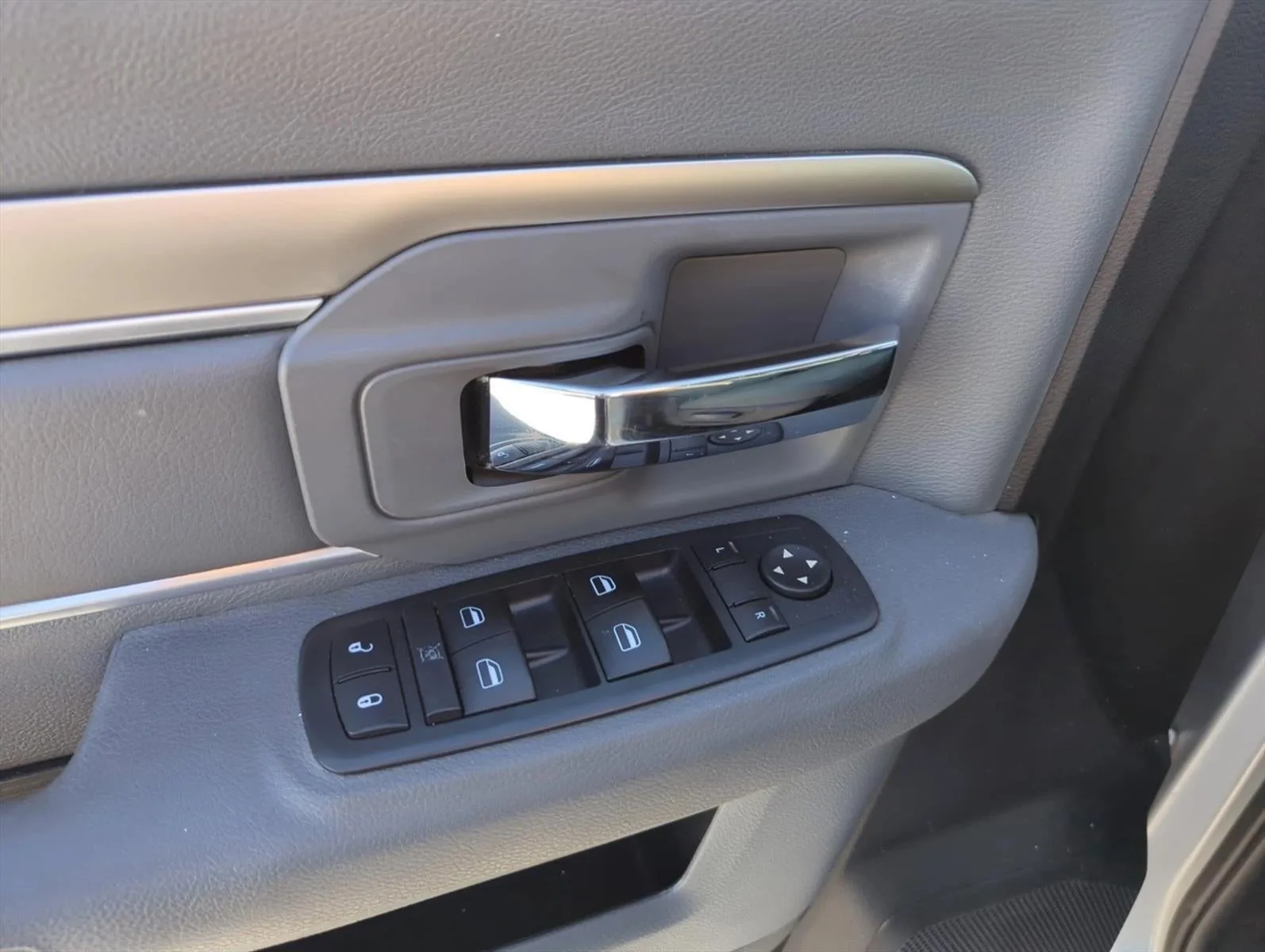 2016 RAM 1500 2WD Quad Cab 6.4 Ft Box SLT photo 9