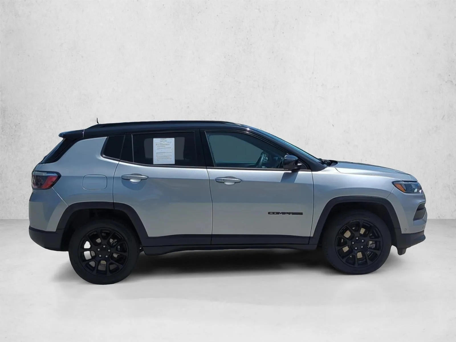 2023 Jeep Compass Altitude 4x4 photo 2