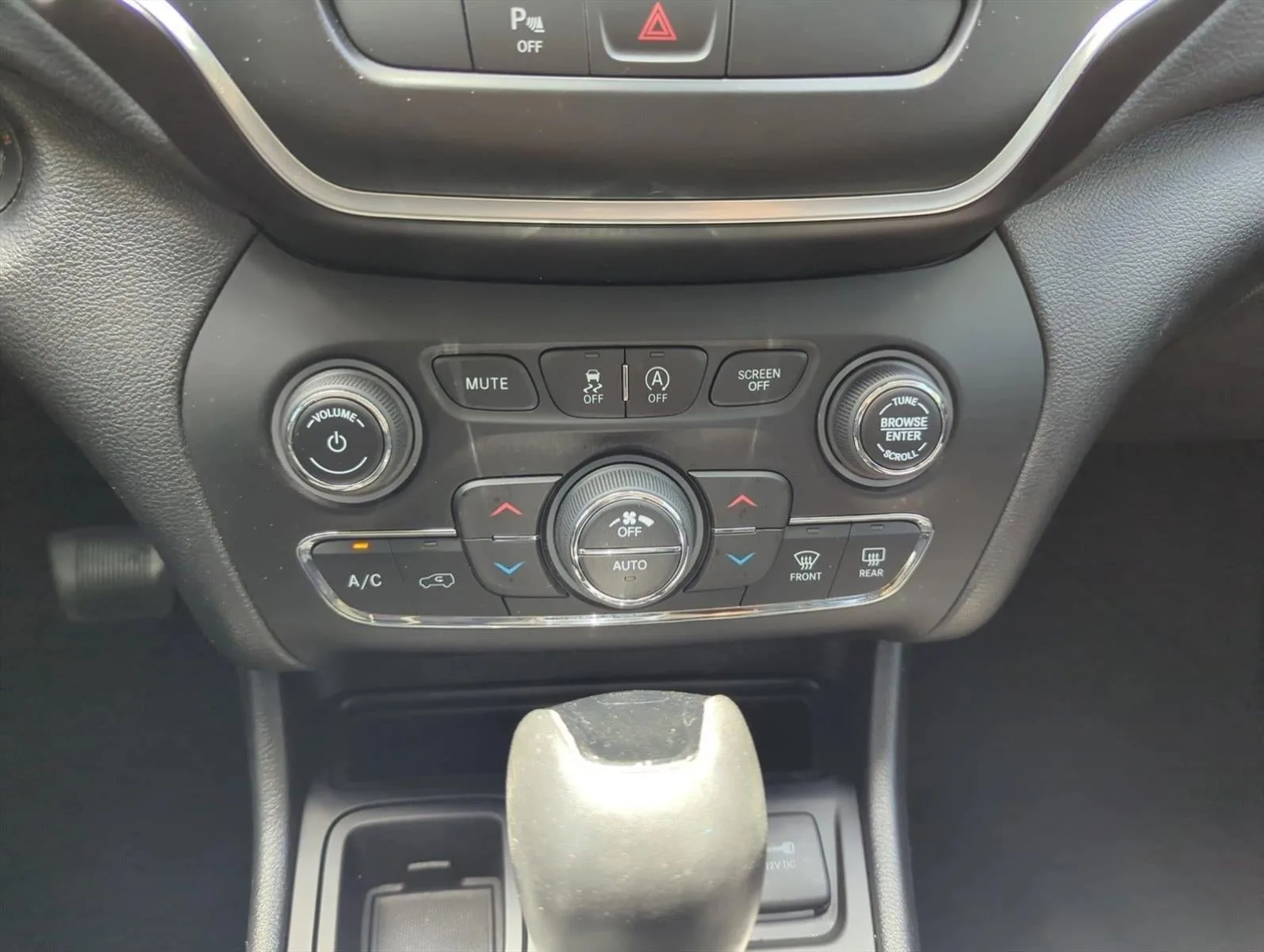 2020 Jeep Cherokee Altitude FWD photo 12