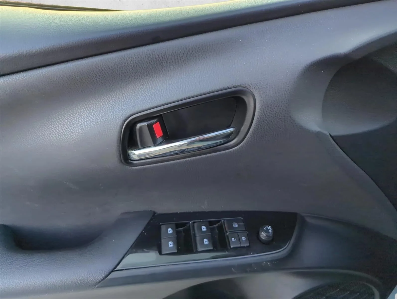 2017 Toyota Prius Three Touring (Natl) photo 11