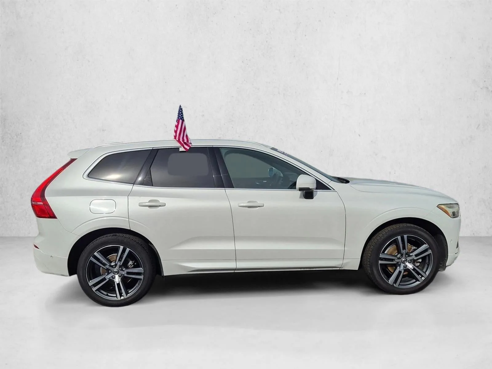 2019 Volvo XC60 T5 Momentum photo 4