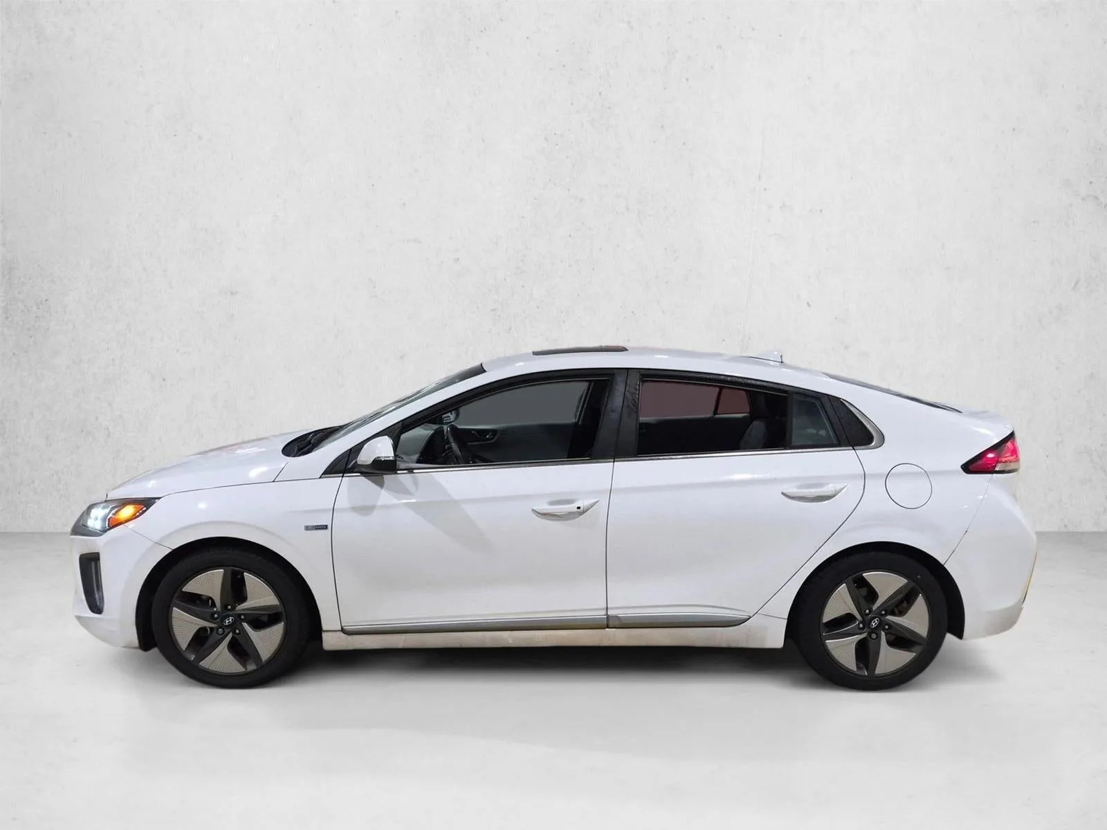 2020 Hyundai IONIQ Hybrid SEL Hatchback photo 5