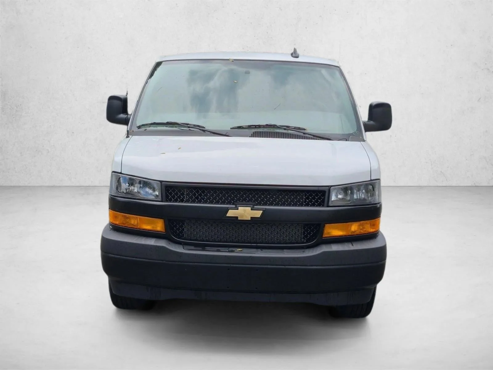 2025 Chevrolet Express Passenger 1LT photo 2
