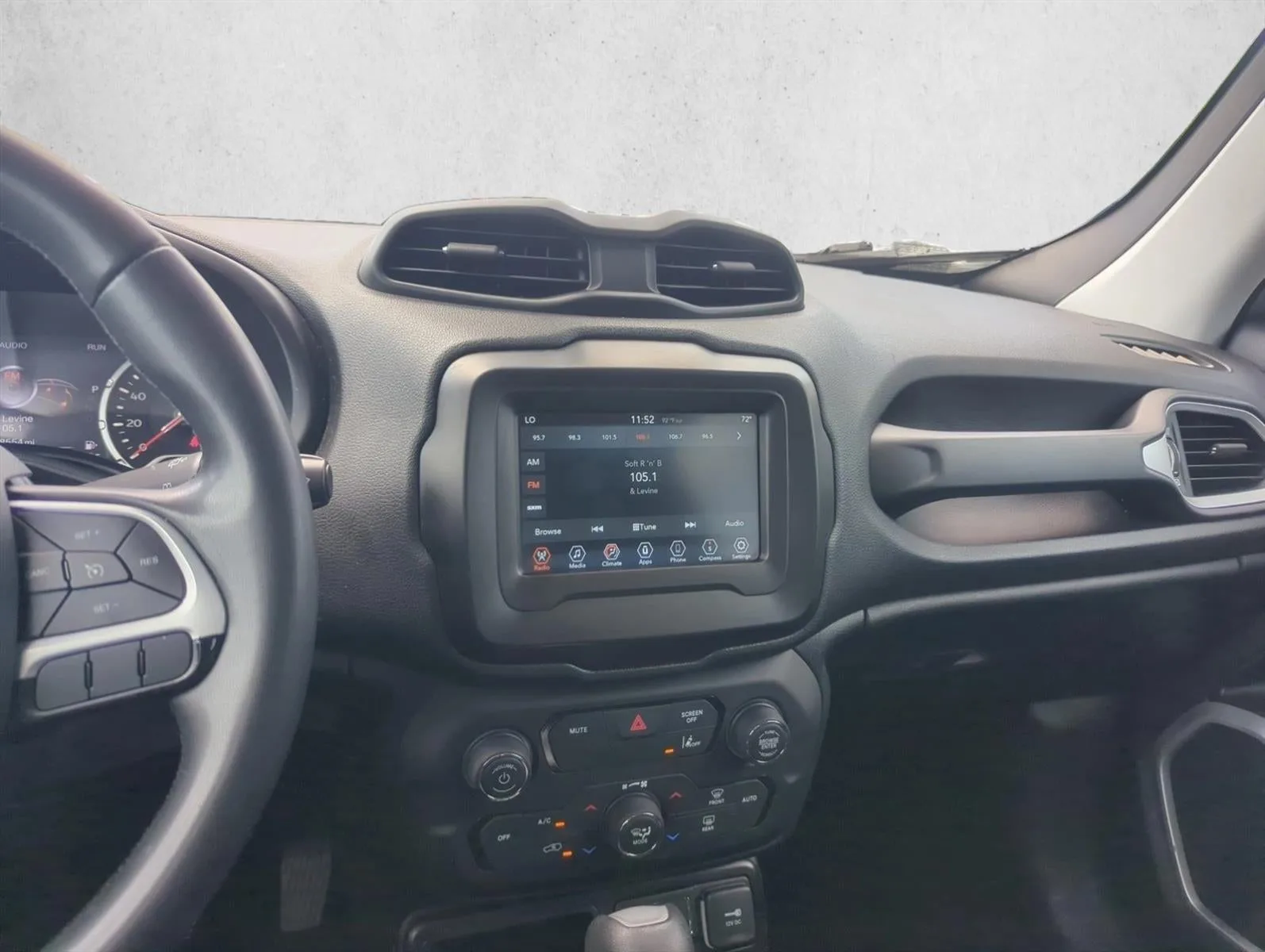 2021 Jeep Renegade Latitude FWD photo 11