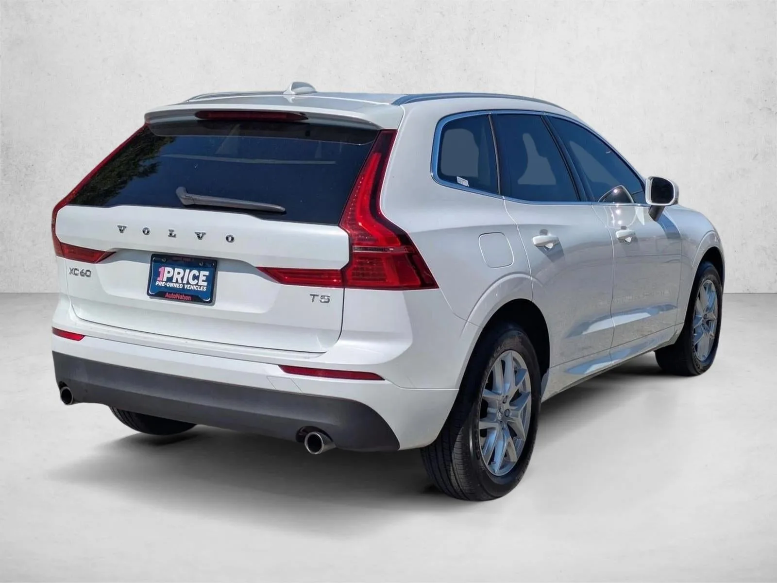 2019 Volvo XC60 T5 FWD Momentum photo 5