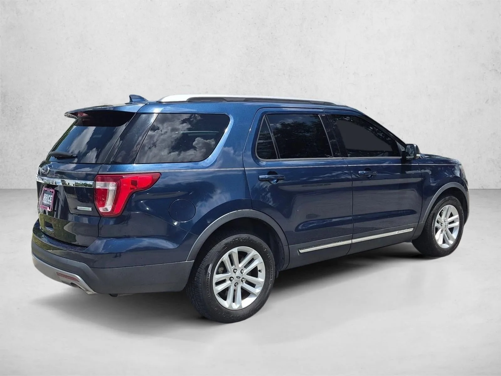 2017 Ford Explorer XLT FWD photo 5