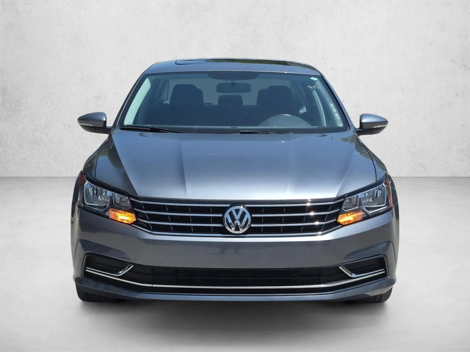 2019 Volkswagen Passat 2.0T Wolfsburg Edition photo 2