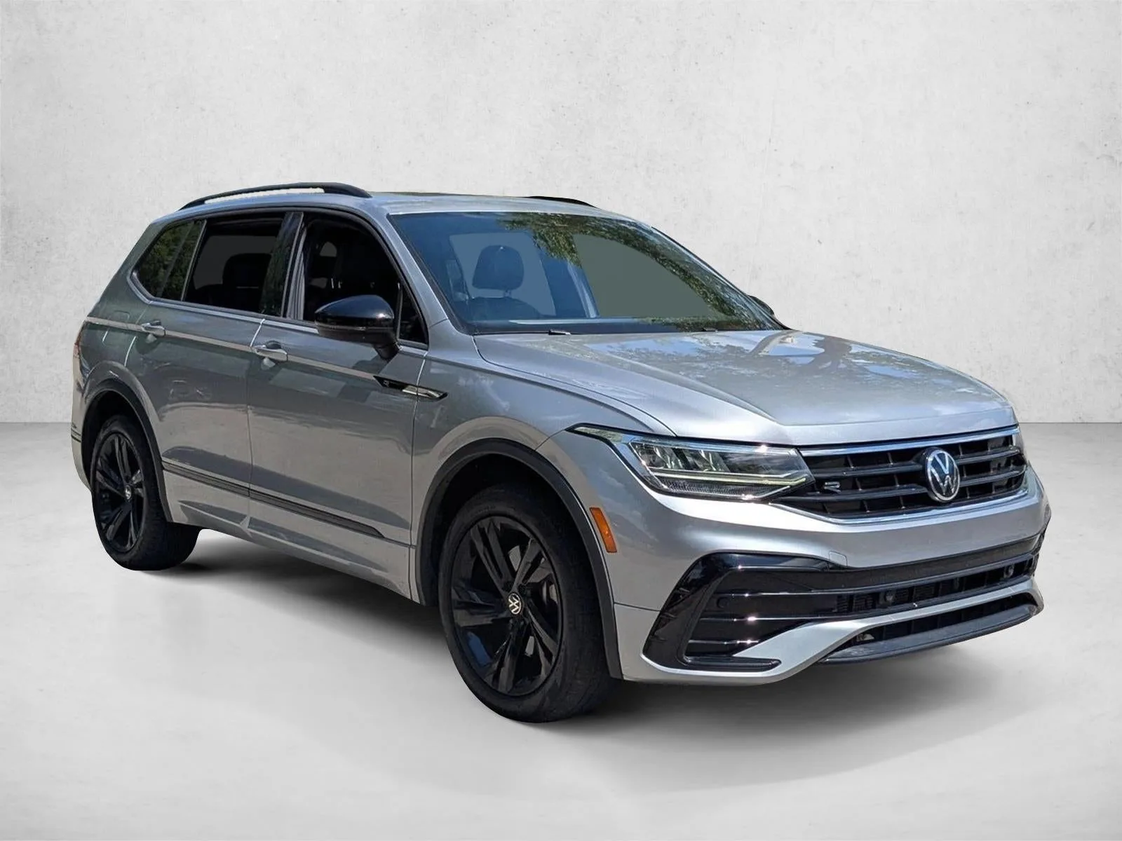 2023 Volkswagen Tiguan 2.0T SE R-Line Black FWD photo 3